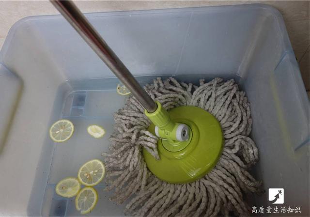 實用經驗：家裡「拖把」用久了「又髒又臭」，加點這個洗一洗，立馬變得清新乾淨！