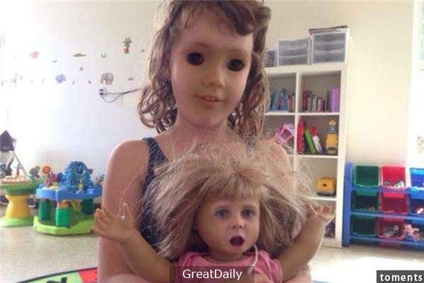 給孩子買了娃娃後，沒想到竟發生恐怖的事，娃娃的臉竟長得跟孩子越來越...！ 讓看到照片的人都被嚇傻了！ ！