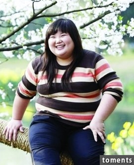 她是120公斤胖妹，爸爸卻骨瘦如材！同事笑她是「恐龍妹」！某天同事看到她在吃嘲笑她，結果…被嚇得說不出話來！
