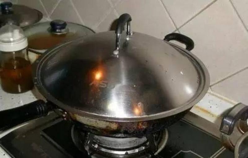 安裝了抽油煙機家裡的「鍋蓋」總是油膩膩，教你「一個奇招」，讓它馬上煥然一新！