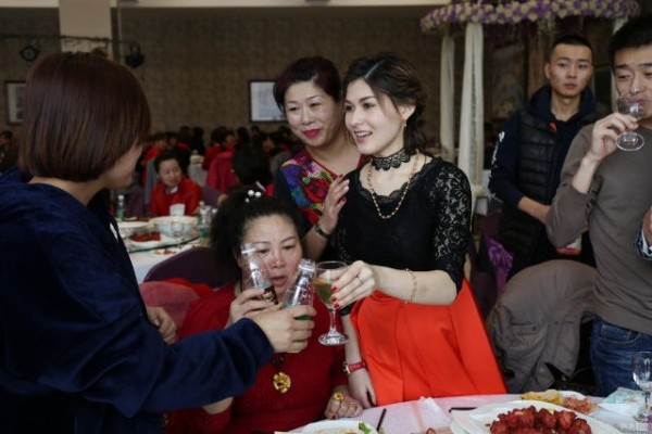 28歲中國礦工娶了22歲俄羅斯超正妹子！他沒錢沒房，靠的是「這招」抱得美人歸！