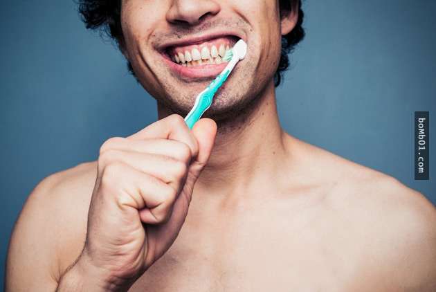 起床後應該先刷牙還是吃早餐？ 專家提醒順序弄錯的話「牙齒會被腐蝕」！
