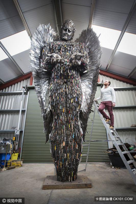 這座超壯觀的天使雕像是用「10萬把刀子」製成的...但知道那些刀子的來源後 網友們都嚇傻了！