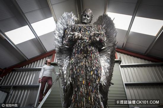 這座超壯觀的天使雕像是用「10萬把刀子」製成的...但知道那些刀子的來源後 網友們都嚇傻了！