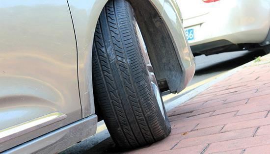 為甚麼車子停斜坡車輪胎要打歪？95%的台灣人都答錯了！沒想到這樣做是為了……