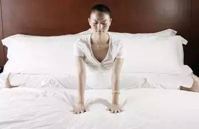 超簡單的睡前瑜伽，躺在床上就能做！每晚只要10分鐘，一個禮拜後的變化讓你自己都不敢相信！！
