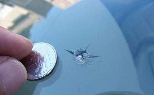 汽車擋風玻璃被小石子砸了個洞，用「這招」30元就能搞定！