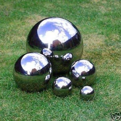 用鏡面的噴漆噴在一顆顆圓球上，把球裝飾在你的花園裡