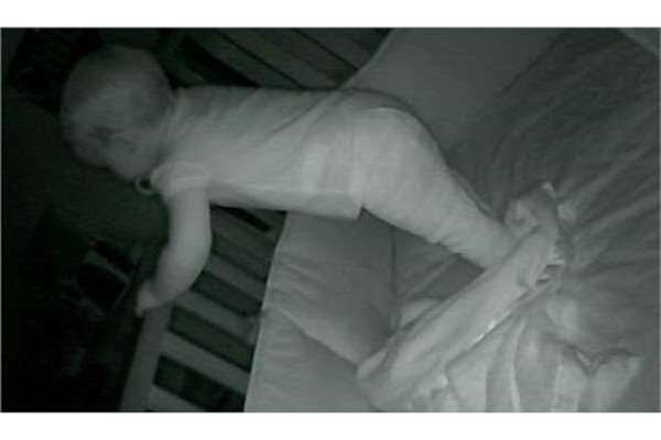 媽媽把２歲兒子抱進嬰兒床時，發現寶寶監視器鏡頭一直跟著她…讓她嚇得放聲尖叫！
