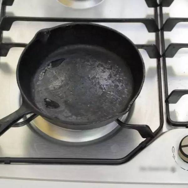 洗潔精裡加點它，不鏽鋼鍋煥然一新，黑印全都沒了，家家戶戶都會用到的！