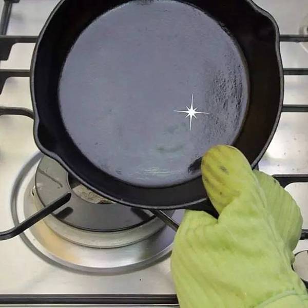 洗潔精裡加點它，不鏽鋼鍋煥然一新，黑印全都沒了，家家戶戶都會用到的！