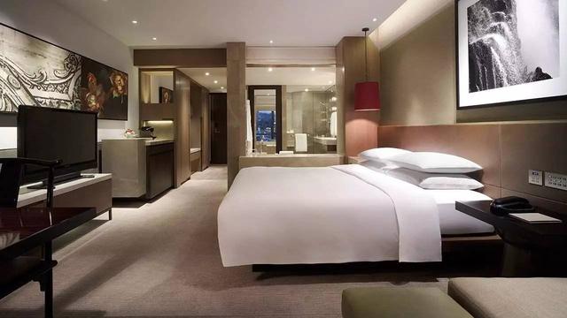 為什麼酒店房間要放4個枕頭？原因竟然是.....90%的人竟然都不知道！