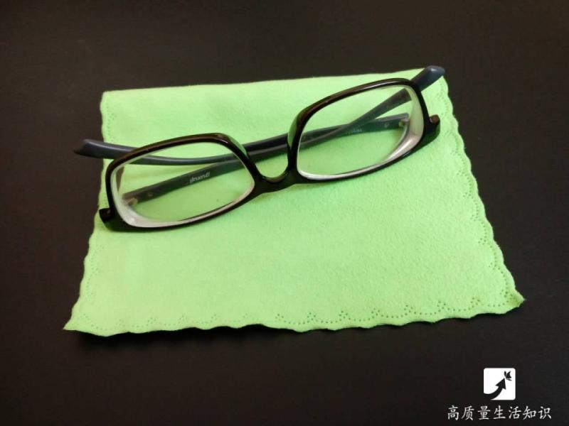99 %的人都做錯！眼鏡布竟然不是擦鏡片的？！它真正功能其實是...