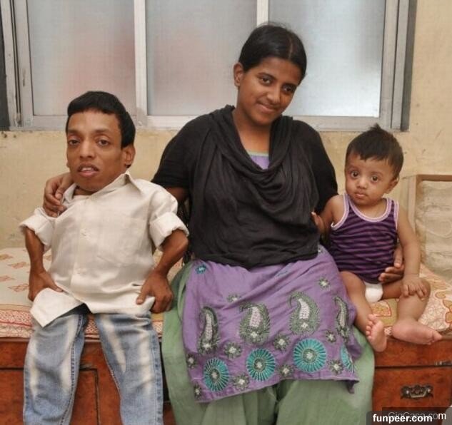 這個印度女孩自願嫁給「107公分侏儒」生下一子，還說超幸福！「背後原因」讓人覺得好黑暗...