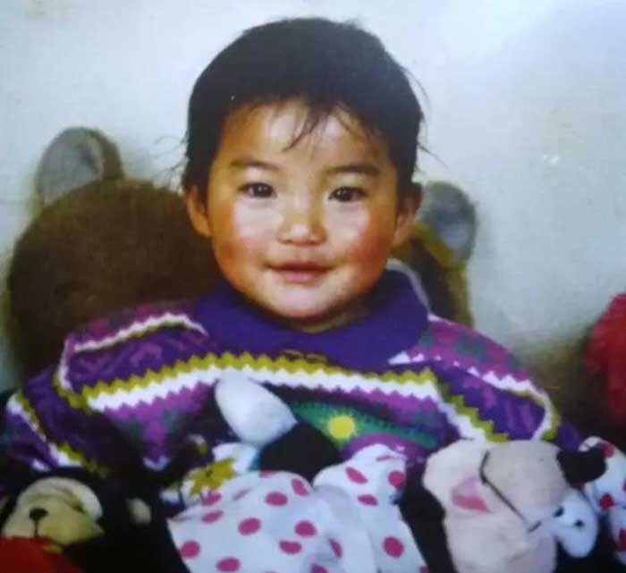 17歲不丹王子跪地「向7歲女孩」求婚！發誓等女生長大的他，14年後「當上國王」竟然.....