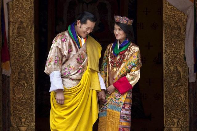 17歲不丹王子跪地「向7歲女孩」求婚！發誓等女生長大的他，14年後「當上國王」竟然.....