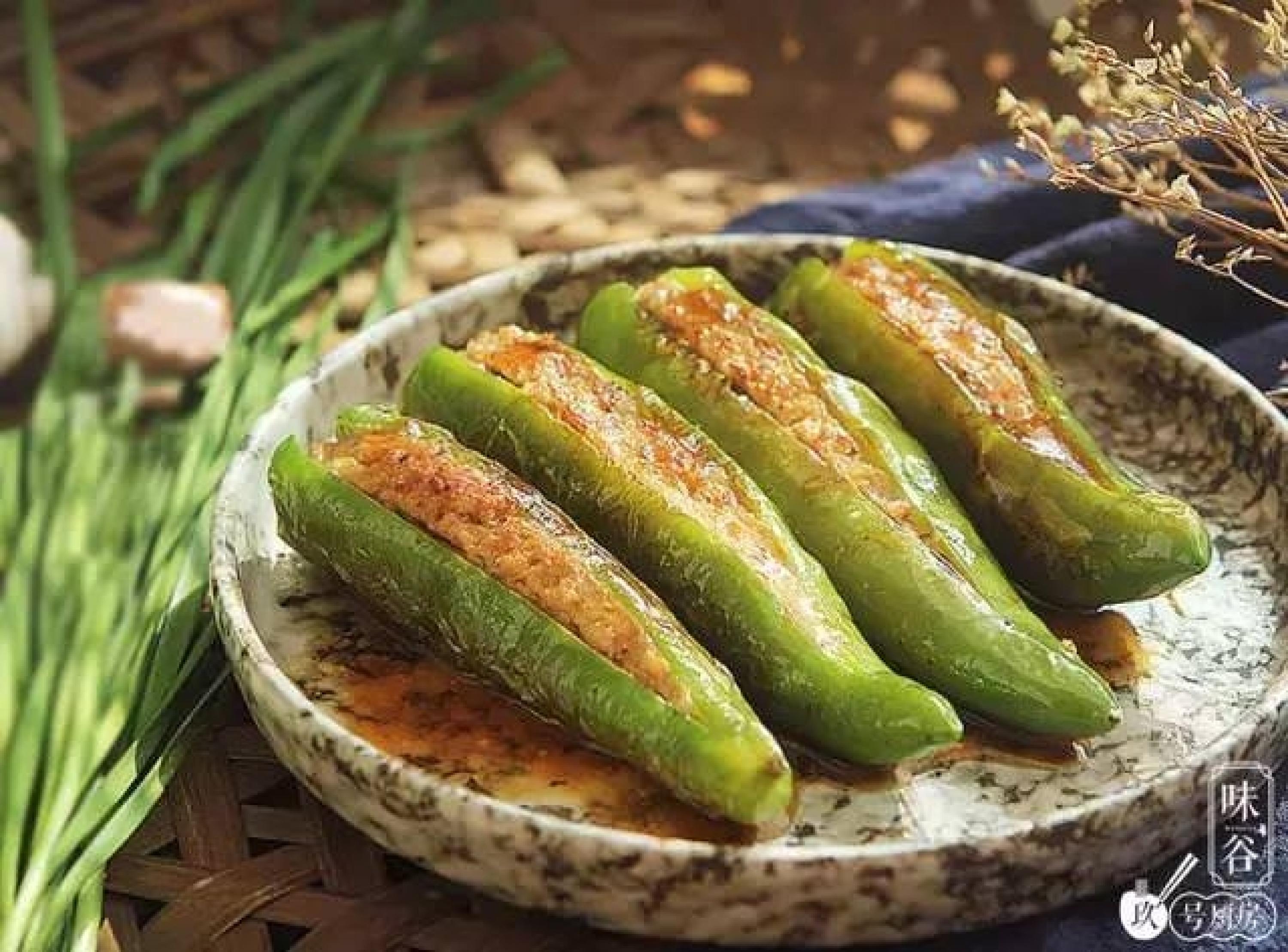 家常菜  难度:★☆☆☆☆  青椒酿肉  食材    青椒,猪前腿肉