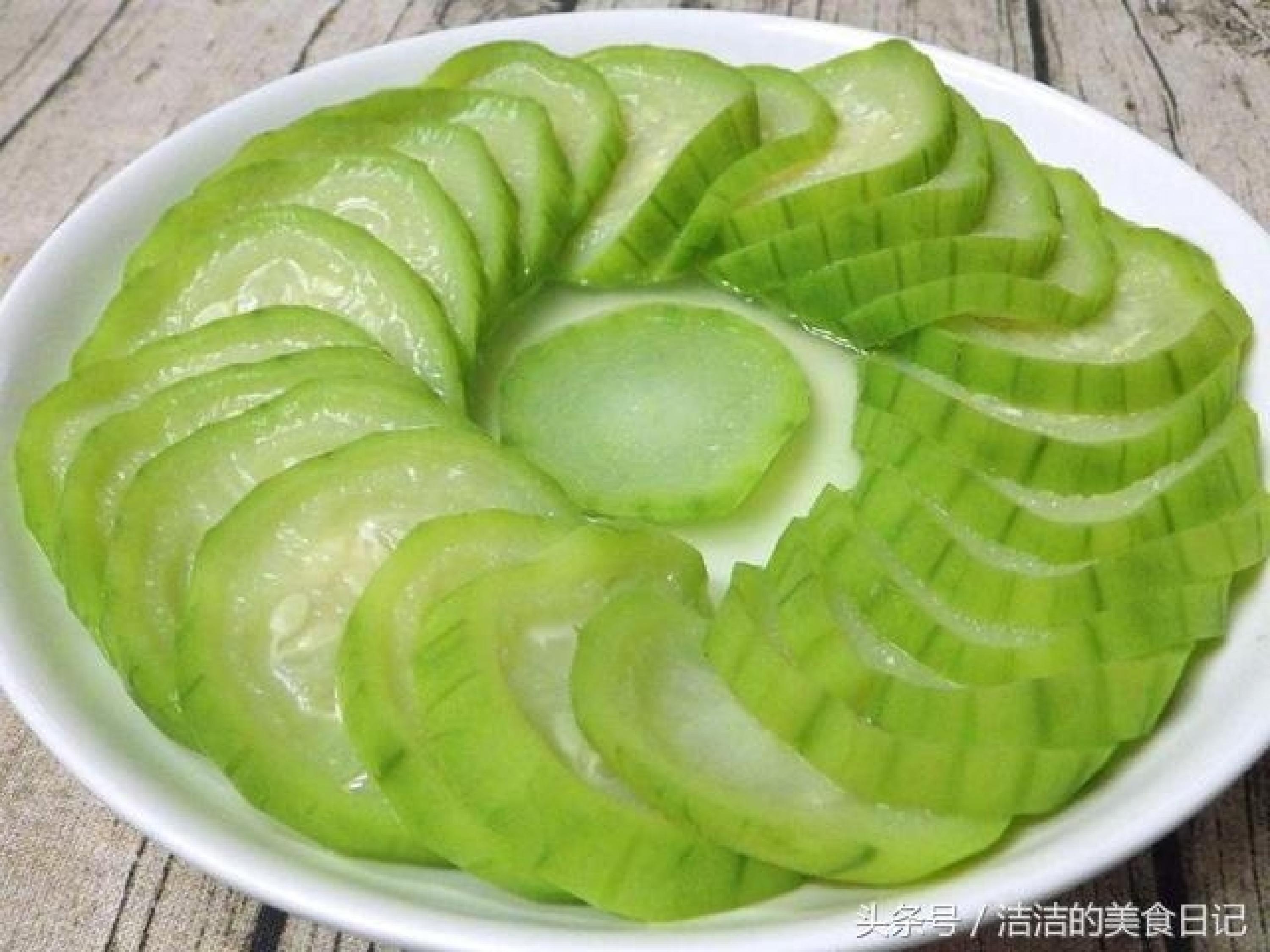 把姜切成丝,枸杞泡水备用,丝瓜切片后摆盘.         4.