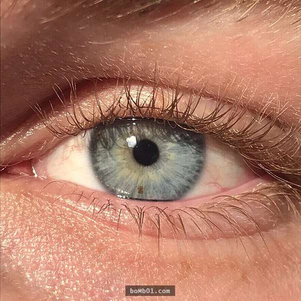 许多人都幻想自己有著各种梦幻颜色的眼睛,从前我们可以通过变色片来