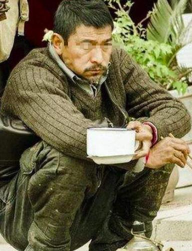 父亲找儿借钱看病,儿媳不让给,扔了件破棉袄,打开一看,傻了