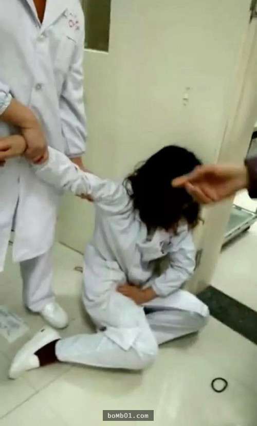 官夫人「暴怒狠踹护理师」害对方险流产,丈夫帮腔「服务业就是要受气
