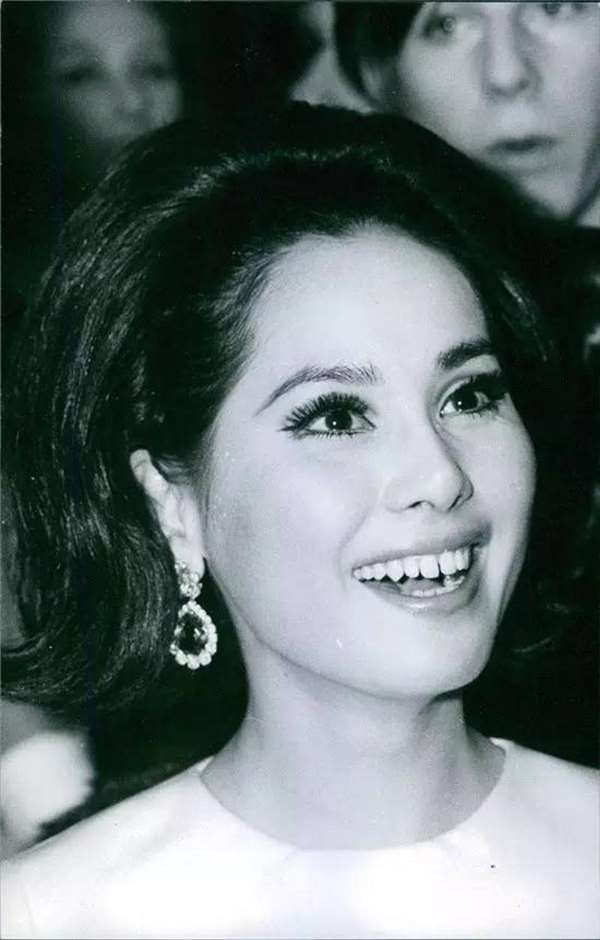 1962年,60岁的苏卡诺和22岁的七保子在总统府内举行秘密婚礼,七保子被