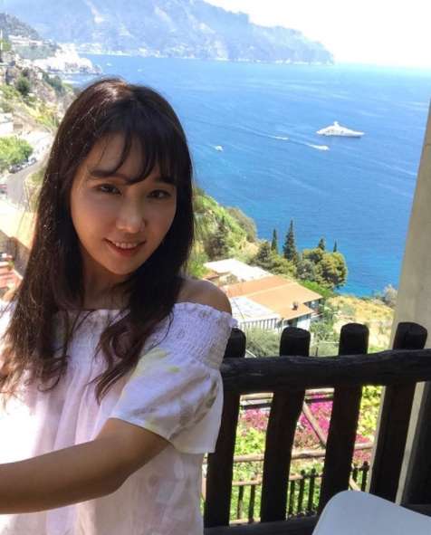 ▼李秀珍跟女儿一起拍照时,两人的神韵相似,形同姐妹.