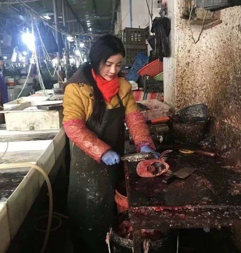杀鱼影片po到网路上,没想到引起了很多人的关注,还被称为「卖鱼西施」