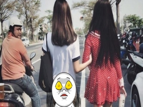 走在前面的女生忘了穿裤子出门,没想到经过的阿北竟「意外流露真性情