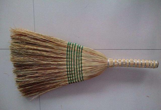 扫把万万不要放在家里这几个角落,风水大师都避开,招霉运还伤身!