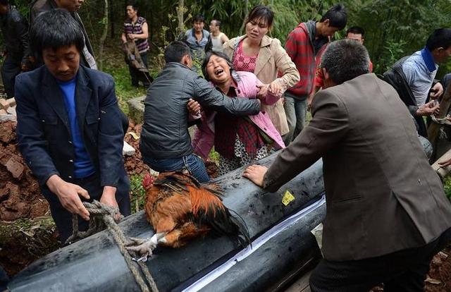 惡婆婆害媳婦難產而死,棺材八個人抬不動,打開棺材眾人沉默!