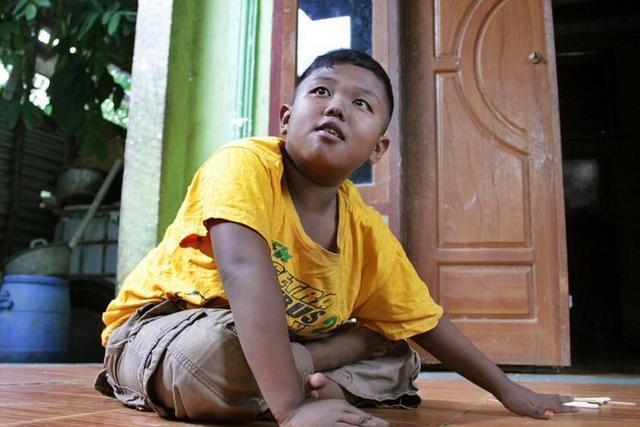 当年震惊世界的2岁「一天抽40根烟」印尼小孩,如今