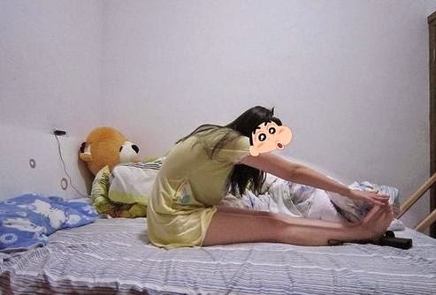 就是保持这个动作往下压腿就行了.