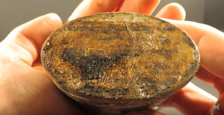 男子试吃放118年军用罐头 「一开就见生锈」他吃了一口竟说…(14p 影)