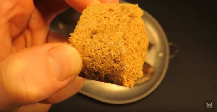 男子试吃放118年军用罐头 「一开就见生锈」他吃了一口竟说…(14p 影)