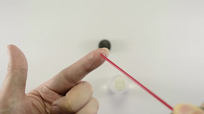 手沾到三秒胶或强力胶时该怎麼办?