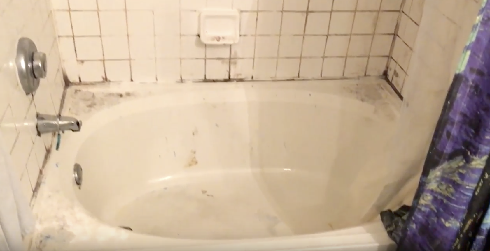 的污垢:阻塞在排水管的头发,瓷砖上的黄斑,水龙头上肮脏的水垢等等
