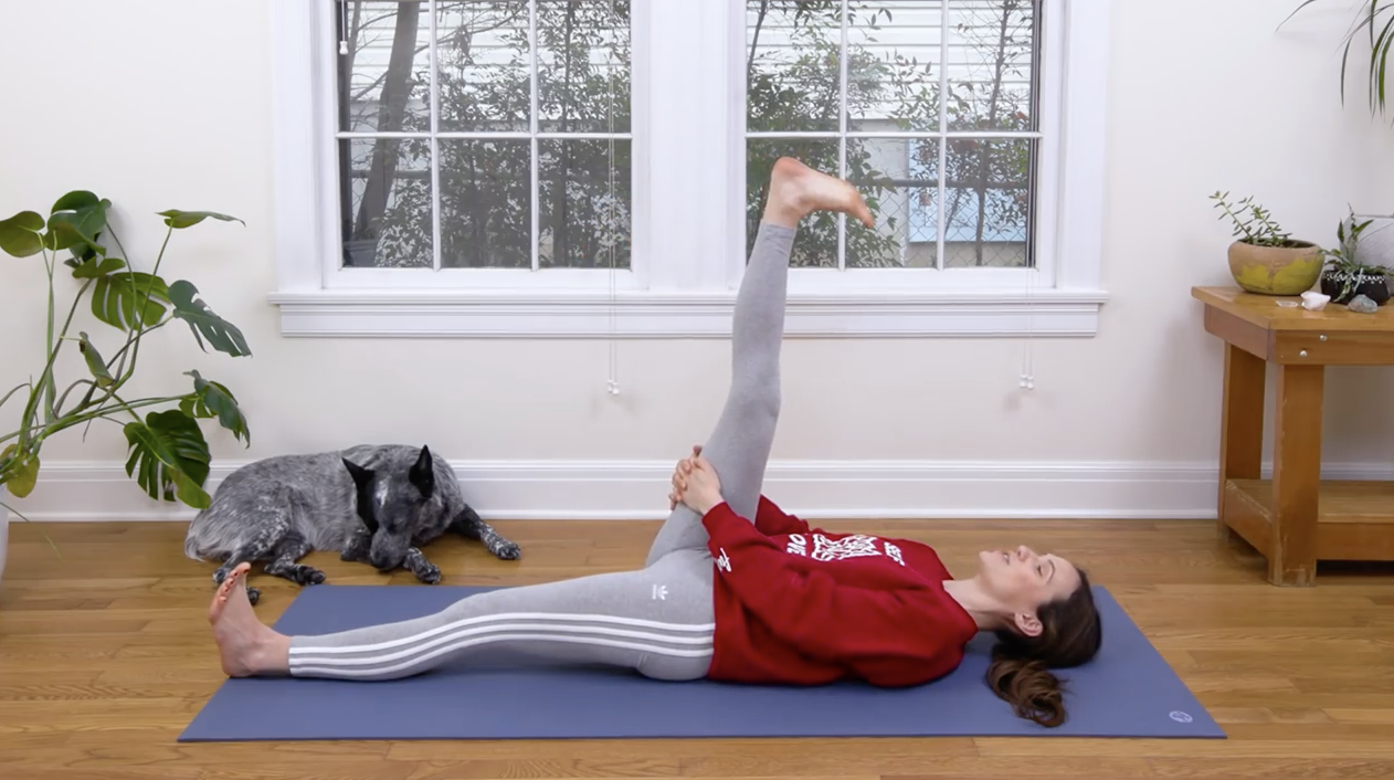 消萝卜腿,去水肿,矫正骨盆!睡前简易一招动作瘦下半身