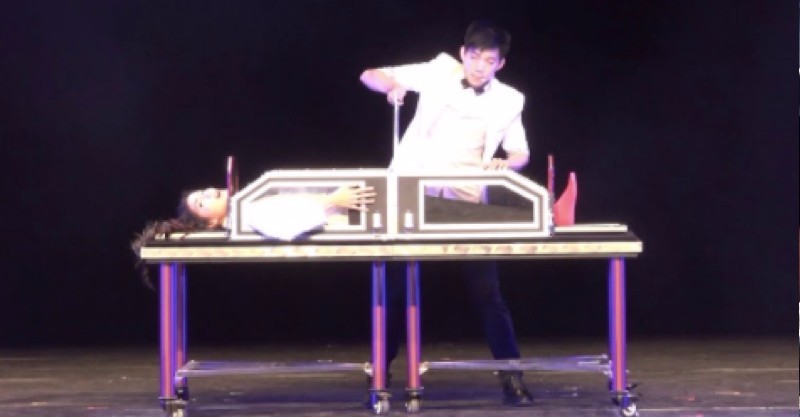 6个经典魔术大揭秘!原来「女郎身体错位却没死」都是因为她们.