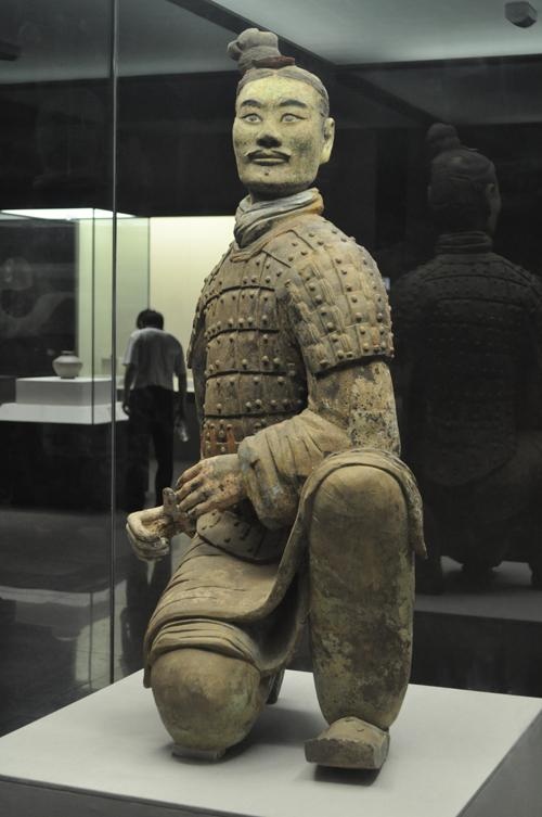 1999年,秦俑二号坑出土了一个兵马俑,其神秘脸庞让世界为之惊骇!