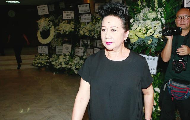 汪明荃胡枫薛家燕现身吴君丽葬礼