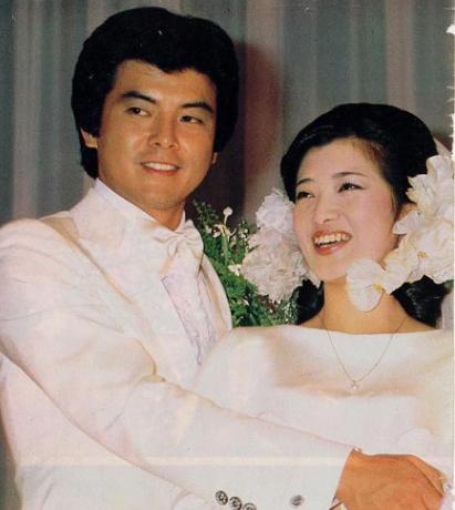 1980年,正值事业巅峰的山口百惠突然宣布引退,与著名演员三浦友和结婚