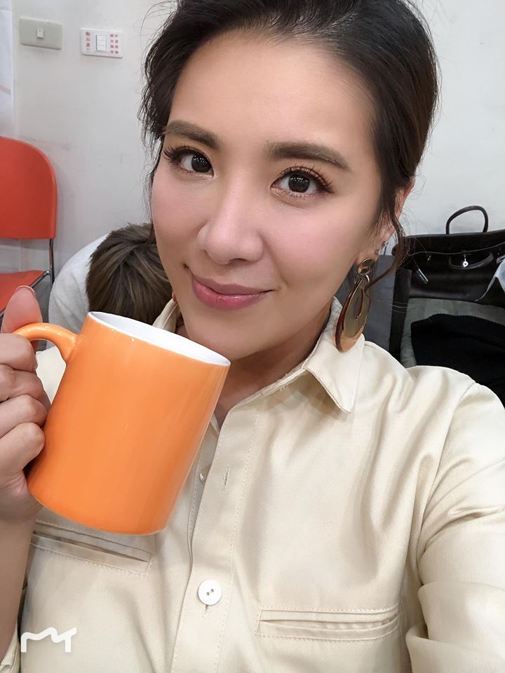 小祯被直击「揪新欢出国庆生」连爸爸都出动了 18亲友助阵「海放