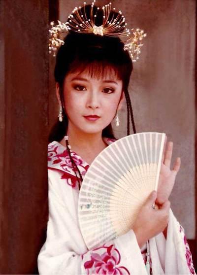 53岁的她长得漂亮被琼瑶认乾女儿,被前男友当街殴打,今55岁生活幸福