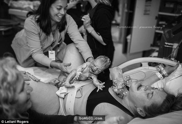 這位媽媽順利生產後「要求護士先把寶寶放在肚子上」，48分鐘後大家都不敢想像自己的眼睛…