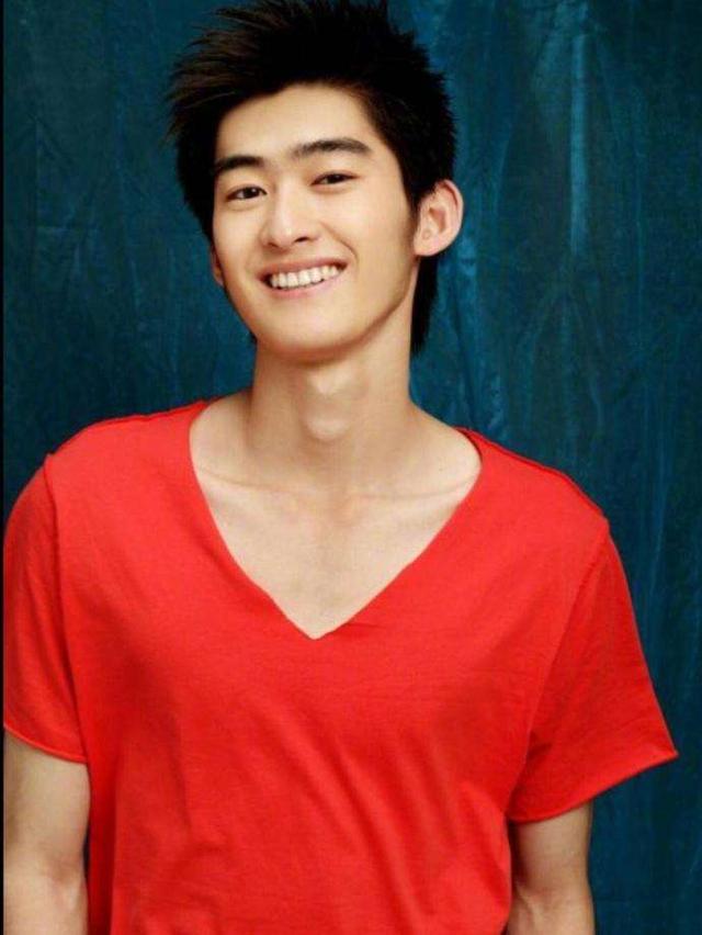 「塘主」张翰年轻时,也是水嫩的