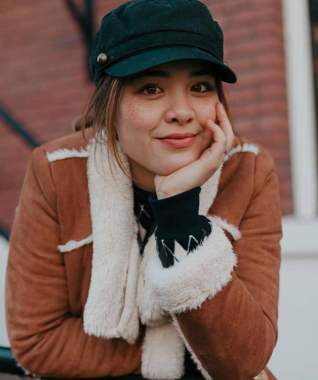 妈妈改嫁以后,yasmine曾经改名叫严书琴,而现在又跟著现在的父亲姓,又