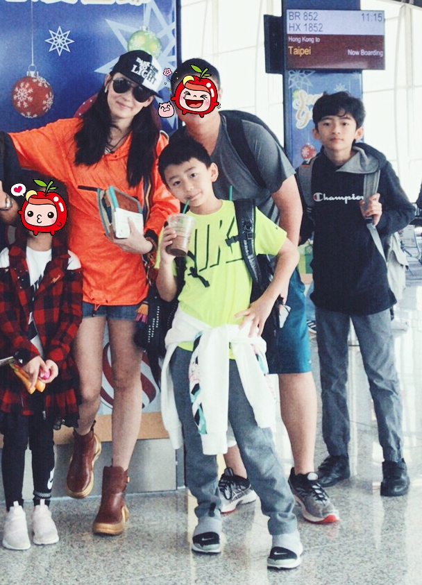 张柏芝与前夫生的lucas(右),quintus(前)外型帅气.翻摄张柏芝微博