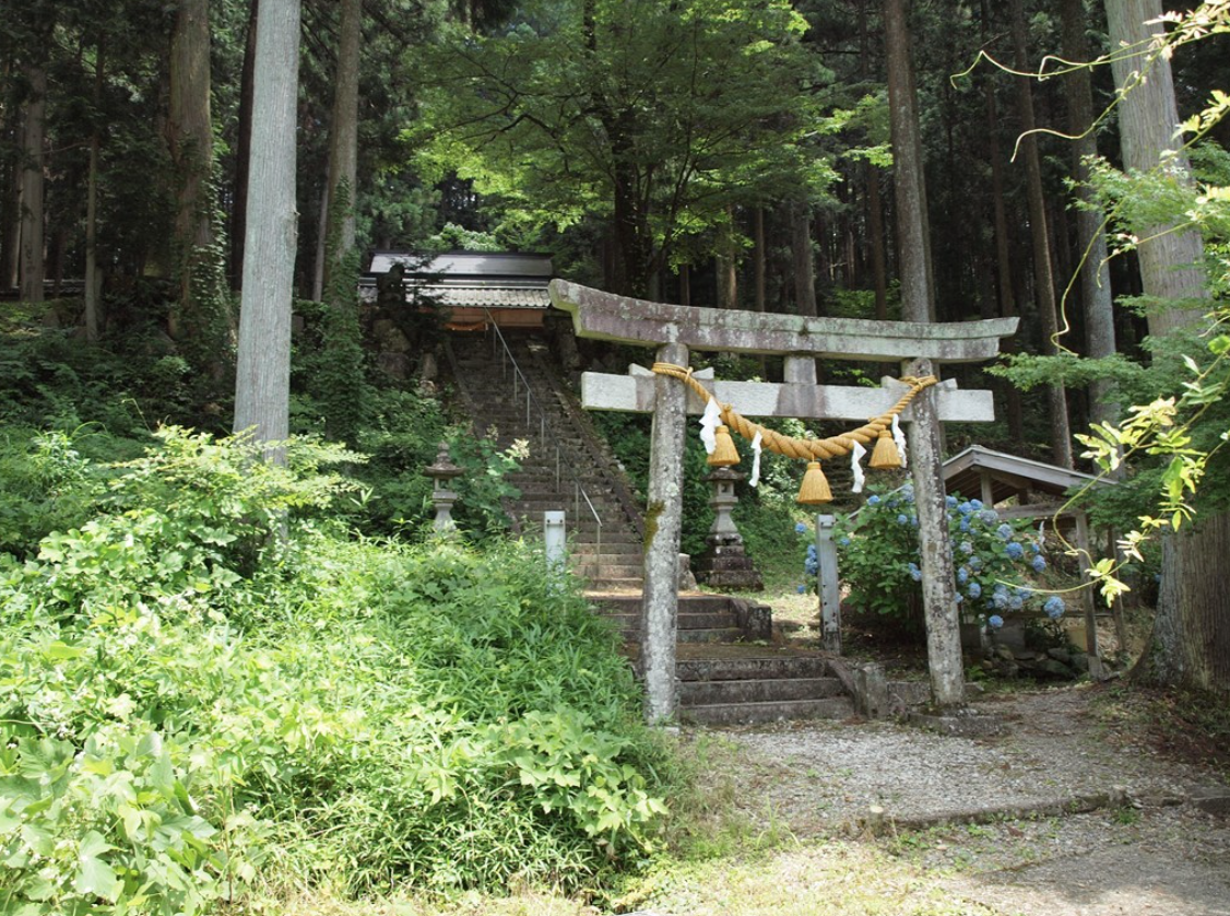 这座日本神社外观虽然很普通但却是世界知名观光景点,因为里面的「超