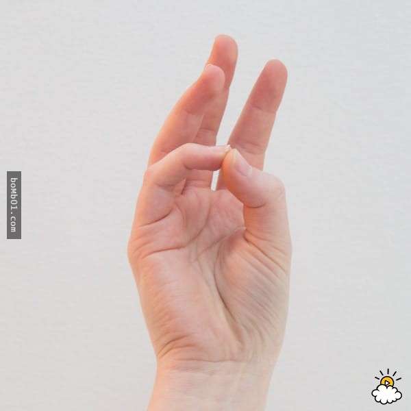 她每天都这样拗手指但没人知道为什麼,直到她说出原因后大家都迫不及